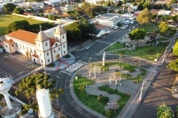 Foto - VISTA DA IGREJA SANTA TEREZINHA E PRAÇA DA MATRIZ