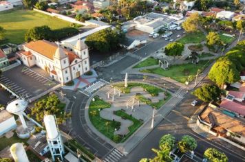 Foto - VISTA DA IGREJA SANTA TEREZINHA E PRAÇA DA MATRIZ