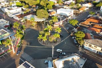 Foto - VISTA DA IGREJA SANTA TEREZINHA E PRAÇA DA MATRIZ