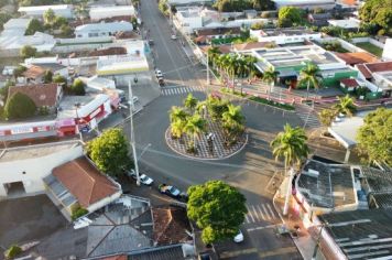 Foto - VISTA DA IGREJA SANTA TEREZINHA E PRAÇA DA MATRIZ