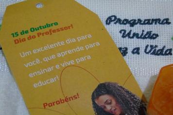 Sicredi presenteia professores