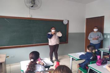 Alunos realizam trabalho sobre a dengue