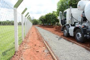 Prefeito ajuda na execução de pista de caminhada