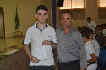 Jovens recebem certificado de dispensa e fazem juramento à Bandeira