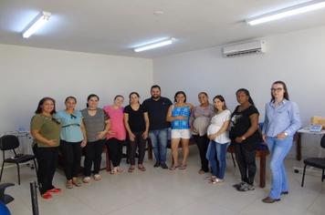 Fisioterapeuta troca informações com gestantes