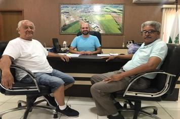 Prefeito Hugo recebe visita de antigo morador de Sabáudia