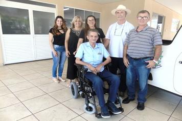 Secretaria de Saúde entrega cadeira de roda motorizada para paciente