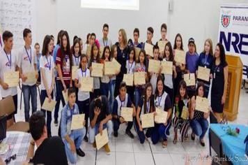 Aluna e Professora de Sabáudia recebem homenagem do NRE de Apucarana