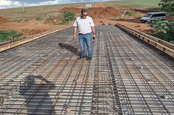 Prefeito Moises visita ponte em construção na divisa com Município de Arapongas