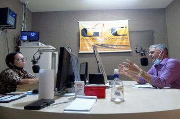 Secretário concede entrevista e leva informação através de rádio