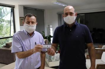 Sabáudia recebe cartões do Programa Comida Boa