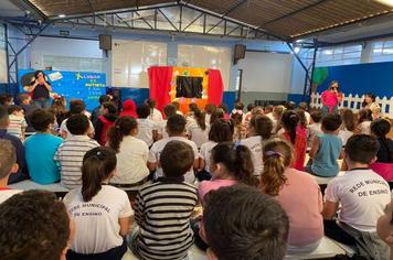 Alunos assistem teatro que aborda tema da saúde