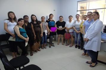 Grupo de gestantes participam de palestra sobre nutrição