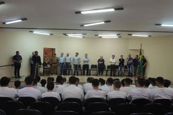 Jovens de Sabáudia participam da dispensa do serviço militar