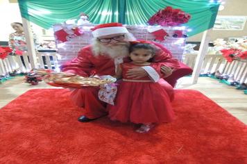 Crianças acompanham chegada do Papai Noel em Sabáudia