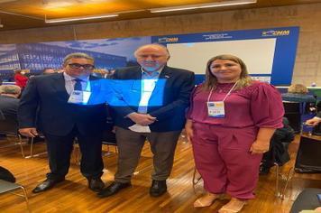 PREFEITO PARTICIPA DE ENCONTRO DA CNM
