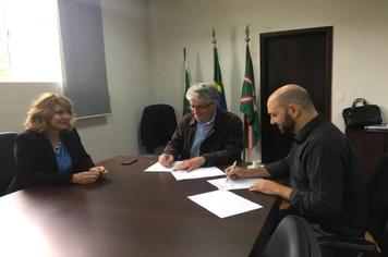 Prefeito Hugo Manueira assina convênio para pavimentação de estrada rural