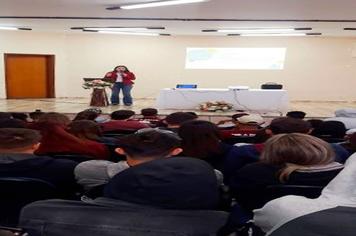 Alunos do Colégio Hermínia participam de palestra sobre ansiedade