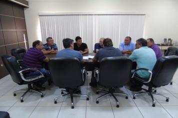 Reunião discute parceria entre empresa e município para pavimentação de Rua