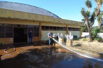 Seisuma faz limpeza em Clube Municipal