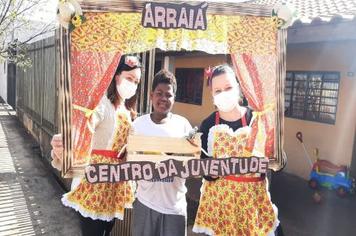 Centro da Juventude entrega kit de guloseimas para frequentadores