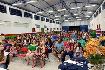 Escola Neida inaugura reforma do pátio e entrega uniformes