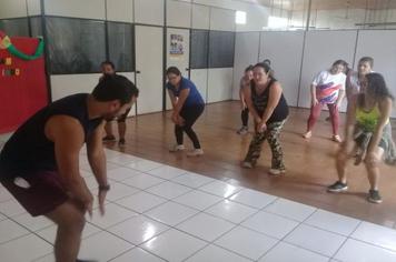 Animação toma conta das aulas de dança no CRAS