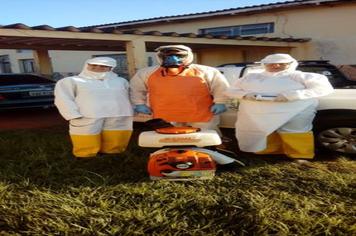 Agentes de endemias realizam pulverização contra a dengue