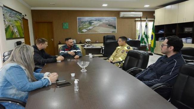 Comandante do Corpo de bombeiros visita Defesa Civil de Sabáudia