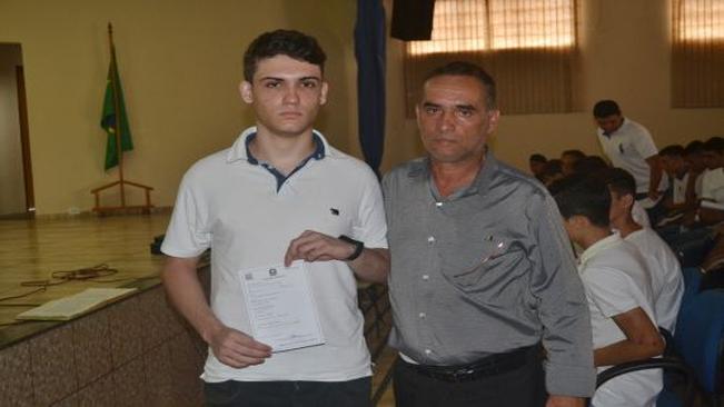 Jovens recebem certificado de dispensa e fazem juramento à Bandeira