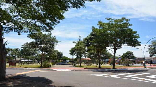 Praça ganha pintura e investe em paisagismo em Sabáudia