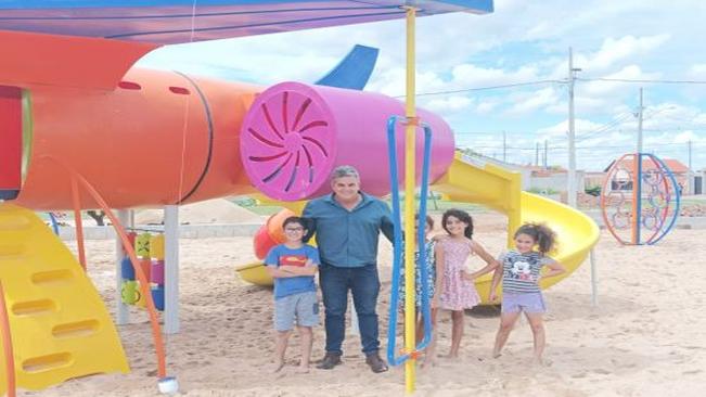 Crianças já brincam no playgroud do Canaã II