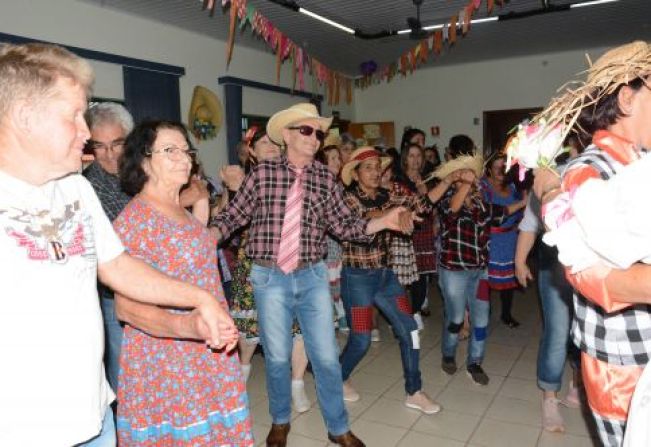 Festa Junina da Terceira Idade reuniu mais de 300 participantes