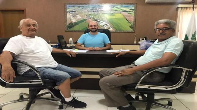 Prefeito Hugo recebe visita de antigo morador de Sabáudia