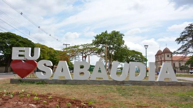 Novo letreiro amanhece quebrado após ato de vandalismo