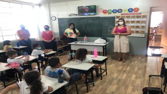 VICE-PREFEITA VISITA CMEI NO DIA DA MULHER