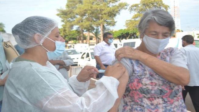 Sabáudia segue com imunização contra a covid-19 vacinando faixa etária de 76 a 79 anos