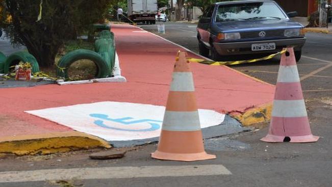 Avenidas ganham pintura de sinalização viária