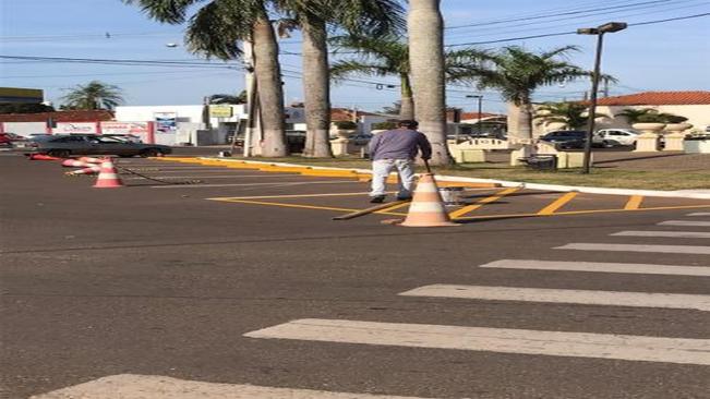 SEISUMA executa pintura de faixas de sinalização
