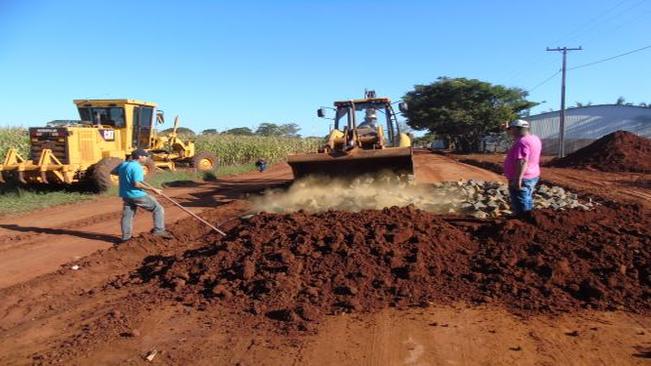 Sabáudia inicia pavimentação em estrada rural