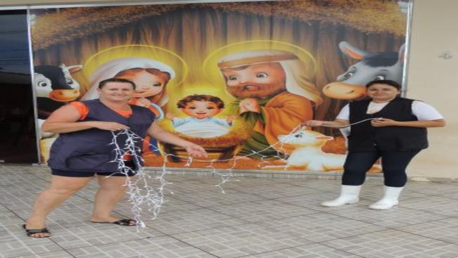 Equipe da Prefeitura prepara chegada do Papai Noel