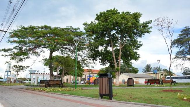 Prefeito Hugo Manueira entrega revitalização da Praça da Matriz