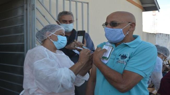 Idosos de 73, 74 e 75 anos recebem vacina