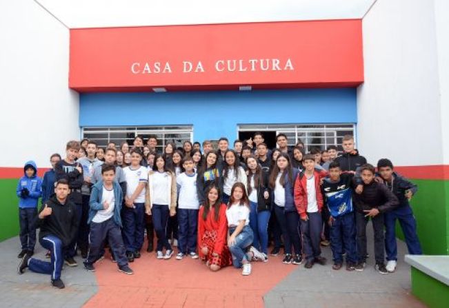  Alunos do Centro da Juventude de Sabáudia apresentam peça teatral sobre acolhimento