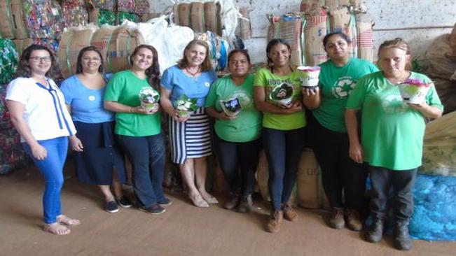 Secretaria da Educação presenteia servidoras com flores