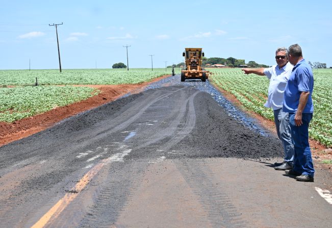 Prefeitura dá início a asfalto em estrada rural