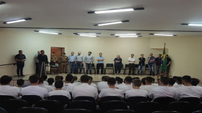 Jovens de Sabáudia participam da dispensa do serviço militar
