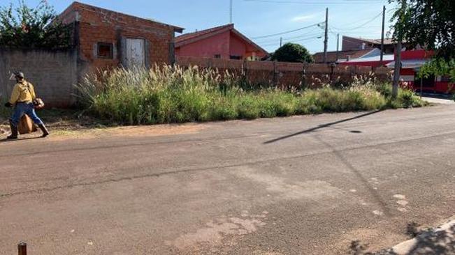 SEISUMA realiza limpeza de calçadas