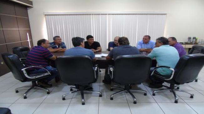 Reunião discute parceria entre empresa e município para pavimentação de Rua