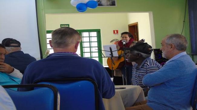 Idosos recebem homenagem pelo Dia dos Pais